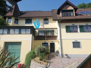 Urlaub am Bauernhof - Zettlerhof Apartment的上面有蓝色标志的房子