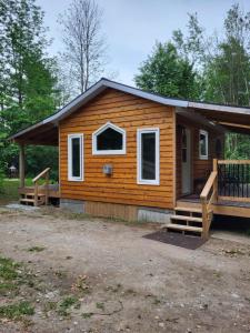 ClintonSerene Westside Tiny Cabin的小木屋设有门廊和甲板