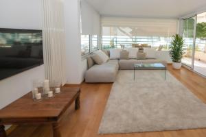 里乔内Luxury Suites Collection - Organza的客厅配有沙发和桌子