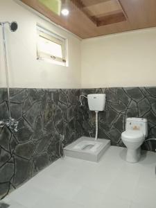 PonedasChogho-Sar Huts的一间带卫生间和窗户的浴室