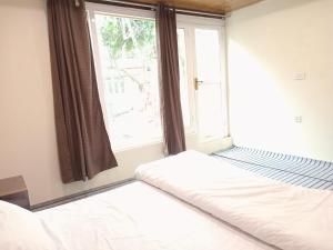 PonedasChogho-Sar Huts的一间卧室设有一张床和一个大窗户