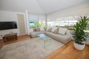 里乔内Luxury Suites Collection - Organza的客厅配有沙发和桌子