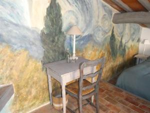 圣萨蒂南艾普特Le Jas des aiguiers的墙上画的桌子