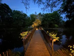 Dubiecko杜别茨科扎梅科酒店的夜间在湖上建木桥