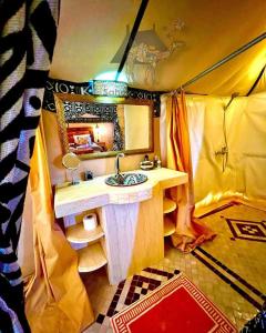 伊尔富德Merzouga dreams Camp的帐篷内的浴室设有水槽和镜子