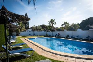 科尼尔-德拉弗龙特拉凯博罗氏旅馆的一个带草坪椅和遮阳伞的游泳池