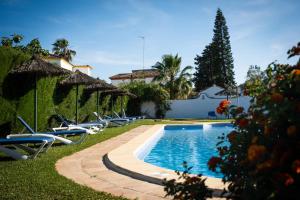 科尼尔-德拉弗龙特拉凯博罗氏旅馆的一座房子旁带躺椅的游泳池