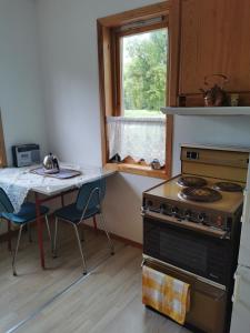 VigraVigra vintage的厨房配有炉灶、桌子和窗户。