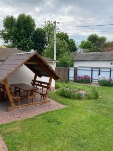 切尔卡瑟Домик для отдыха рядом Днепр的屋顶庭院里的木餐桌