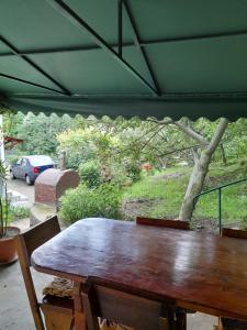 克利默内什蒂Casuta Maria Alexandra的一张木桌,坐在绿色的屋顶下