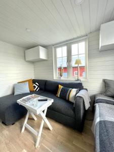 乌尔里瑟港Lyckan - Minihus i lantlig miljö的客厅配有沙发和桌子