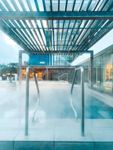 哥德堡圣约尔根公园酒店的一座带两个金属棒的建筑中的游泳池