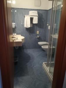 费拉迪普利米罗伊索拉贝拉健康酒店的浴室设有2个水槽和2个卫生间
