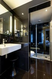 巴黎迪瓦歌剧院酒店的一间带水槽、淋浴和卫生间的浴室