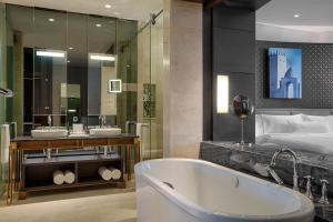 多哈多哈威斯汀酒店的带浴缸和床的浴室