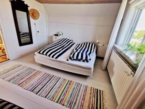 HylleholtSeaview的卧室配有一张床,地板上铺有地毯
