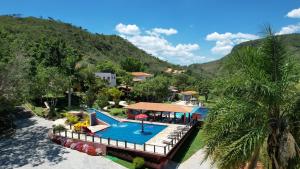 卡皮托利乌Pousada do Rio Turvo的享有带游泳池的度假村的空中景致