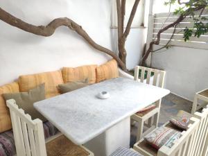 纳乌萨Lydia's Charming House in Naoussa的客房内的白色桌椅