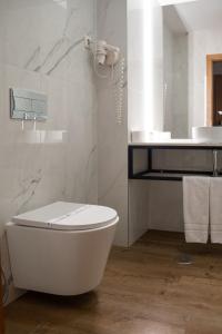 维塞乌杜拉奥酒店的白色的浴室设有卫生间和水槽。