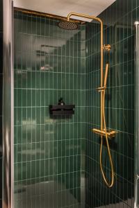 巴塞罗那BYPILLOW Twenty的绿色瓷砖浴室设有软管淋浴