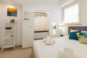 加利波利Coral - 30 passi dalla Spiaggia della Purità的卧室设有一张白色大床和一扇窗户。