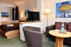 布劳恩拉格德伯格霍夫旅馆的配有一张床和一台平面电视的酒店客房