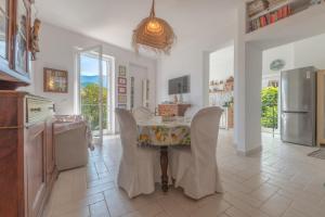 Colle di ToraLetizia lake house panoramic view的厨房以及带桌椅的用餐室。