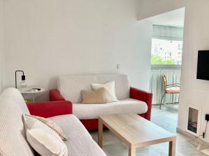 圣玛丽亚港APARTAMENTO GENOVEVA PLAYA - ValdelagranaCadizCom的客厅配有红色和白色的沙发