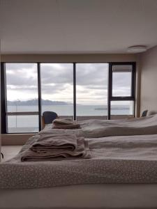 胡萨维克Guesthouse Maddy的一间卧室设有一张床,享有海景