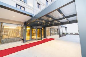 盖布泽莱美客商务酒店的享有带红地毯的建筑的外部景色