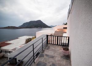 卡利诺岛Blue Dawn Kalymnos的从房子的阳台上可欣赏到水景