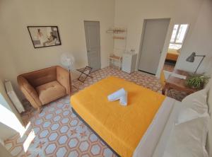 尼斯Escale de Nice的配有床、沙发和椅子的房间