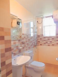 努沃勒埃利耶Terrabella - Nuwara Eliya的一间带卫生间和水槽的浴室