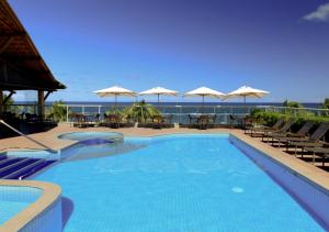 普拉亚弗朗西丝普拉亚多弗朗西斯蓬佛得角酒店的一个带桌椅和遮阳伞的游泳池