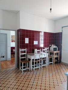 阿尔科巴萨罗西奥阿尔科巴萨旅馆的一间带桌椅的用餐室