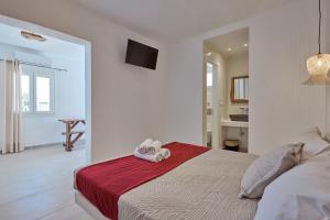 米克诺斯城Casa Philippi Suites的一间卧室配有一张床,上面有两条毛巾