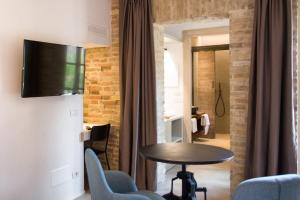 格拉达拉Terra di Gradara的客房设有桌椅和浴室。