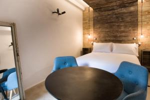 格拉达拉Terra di Gradara的一间设有黑桌子和蓝色椅子的客房