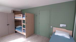 巴黎巴黎阿德维尼亚特旅舍的一间带双层床和衣柜的小卧室