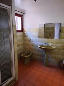 奥普格朗德酒店的一间带水槽和卫生间的浴室