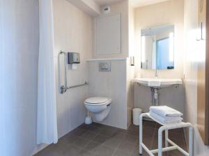 雷恩B&B HOTEL Rennes Ouest Villejean的白色的浴室设有卫生间和水槽。