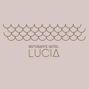 朱利亚诺瓦Ristorante Hotel Lucia - 100 mt dal mare的用boscombe hotel luzico的话向量说明金属屋顶