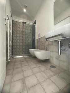 马奥莱Mana House2的浴室配有2个盥洗盆、淋浴和浴缸。