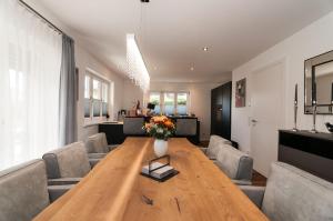 若特阿赫-埃根Ferienwohnung RottachSuite的客厅配有木桌和椅子