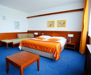 克拉尼Garni Hotel Azul的酒店客房设有两张床和一张桌子。