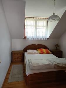 纳尔提Dar Lasu的一间卧室设有一张大床和窗户