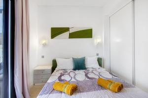 圣港Recanto Dourado的一间卧室配有一张带两个枕头的床