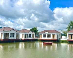 Tri TônRồng Vàng Resort的河上一排船屋