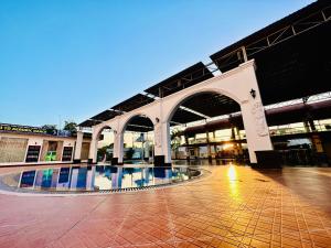 Tri TônRồng Vàng Resort的一座建筑的中间有一个游泳池