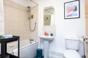 都柏林Peaceful 1 bedroom apartment in Portobello, Dublin的浴室配有盥洗盆、卫生间和浴缸。